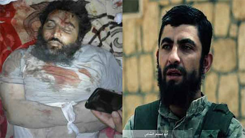El cadáver de Abu Omar Sarakeb junto a una imagen de Abu Muslem Al Shami
